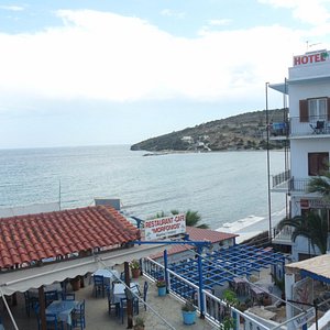 отель расположен прямо на побережье