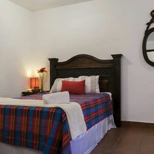 habitación doble, 2 camas semi matrimonial baño privado denominada " El Ebanista"