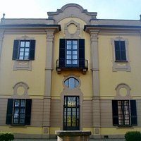 L'elegante facciata della villa