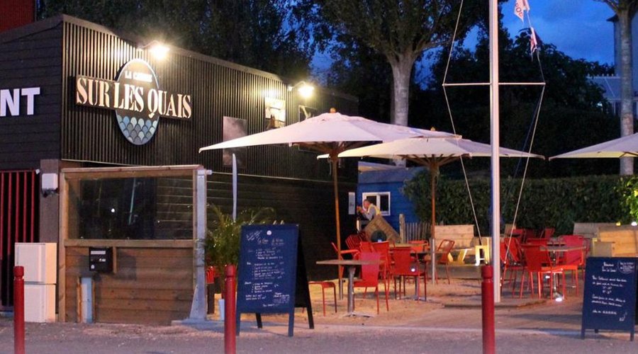 Terrasse d'été face au port 