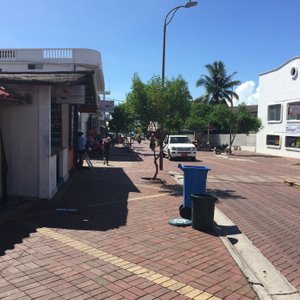 Foto desde fuera (el Hostal está a mano izquierda)
