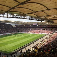 Wahnsinnsspiel zw. VfB Stuttgart und der SG Dynamo Dresden. Ausverkauftes Stadion.