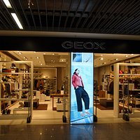 空港内の専門店での靴選びは旅の一歩です