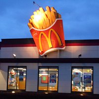 店舗と比べてもポテト看板がでかいことが分かります
