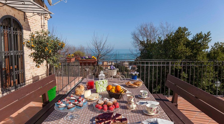 Colazione in terrazza panoramica con vista mare