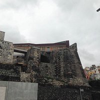 Vista de la casamata y los restos del baluarte original.