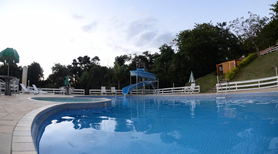 Piscina com tobogã 
