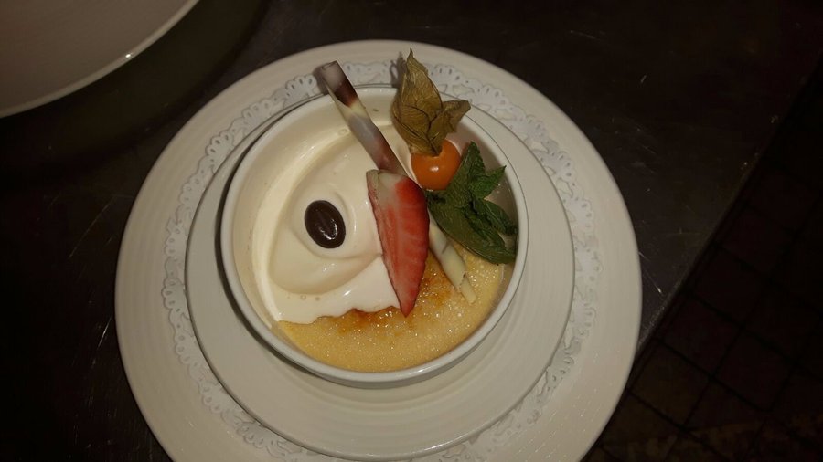 Crème Brûlée mit weißem Mocca Eis