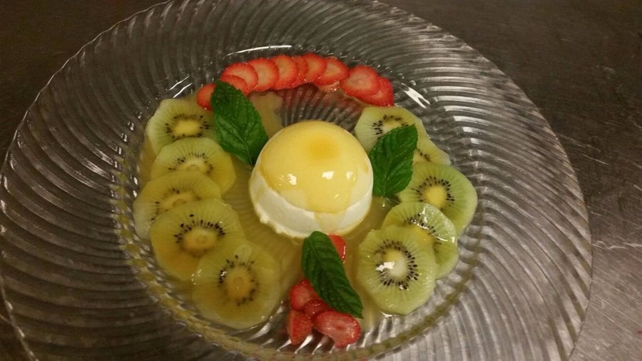 Geeister Germknödel auf Kiwi-Carpaccio