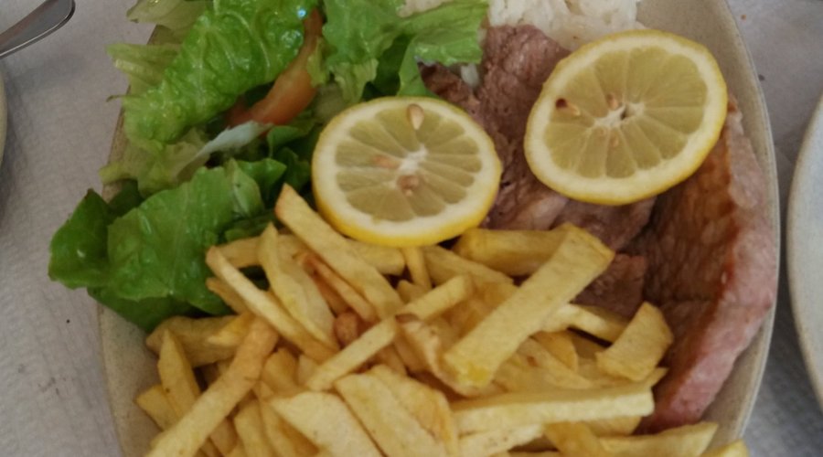 A carne grelhada