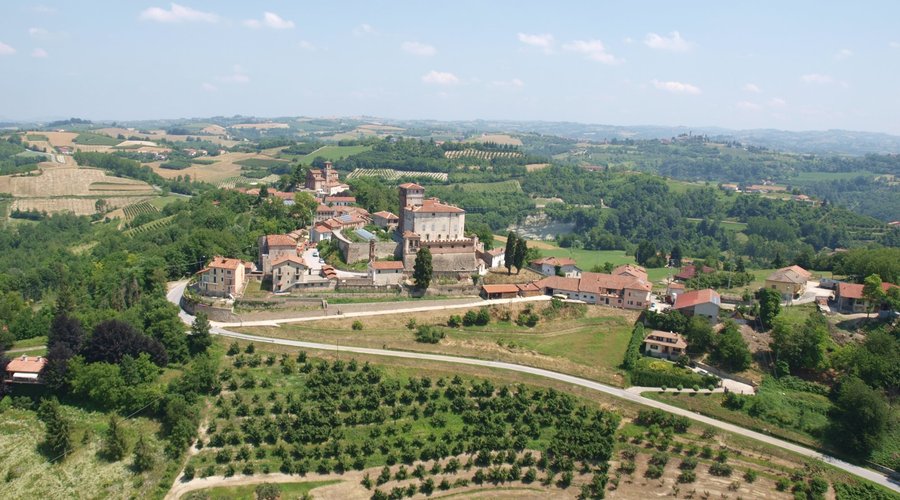 CIGLIE' PICCOLO BORGO NELLE LANGHE  DOVE SI TROVA IL NOSTRO AGRITURISMO, UN CASCINALE DEL '700 