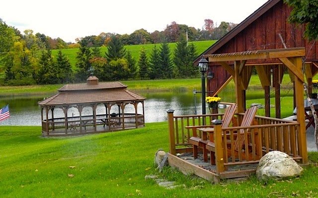 Pavilion and hammock area near pond. Very relaxing!