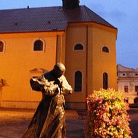 La chiesa vista dietro la statua di Giovanni Paolo II