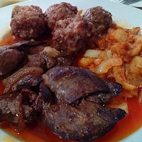 Tapas: albóndigas, hígado y bacalao