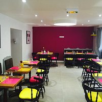 Salle de Restaurant moderne , accueillante et chaleureuse. Venez nombreux...