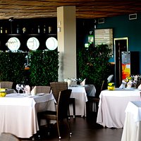 Nuestro salón está listo para ofrecerle una placentera experiencia.