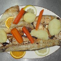 Mista de peixe grelhado na carvão