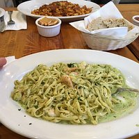 Linguine con gamberi e crema di basilico. Tiramisù