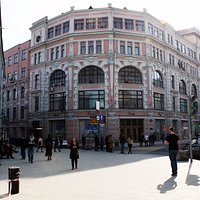 Фасад с деревянными дверьми и лепниной
