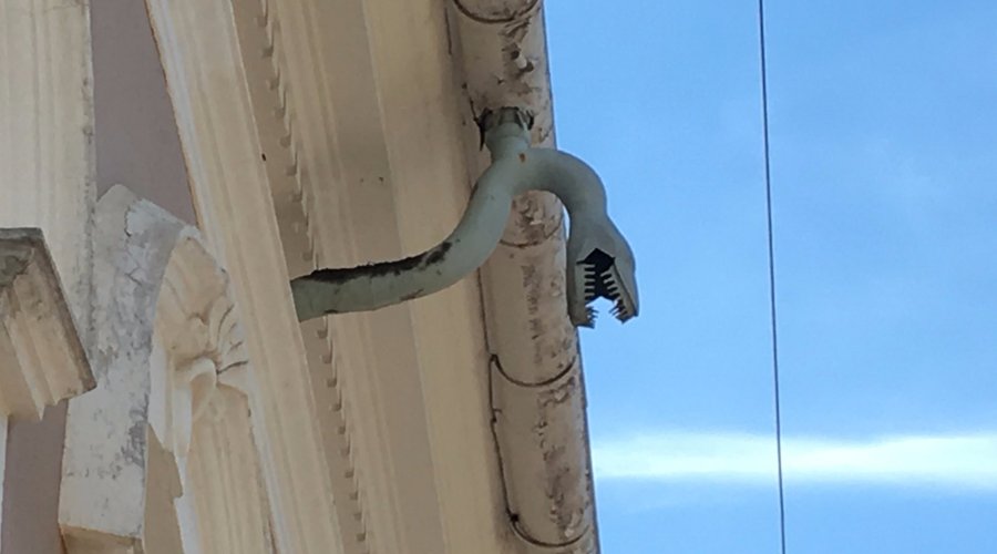 Detalhe do desague da calha