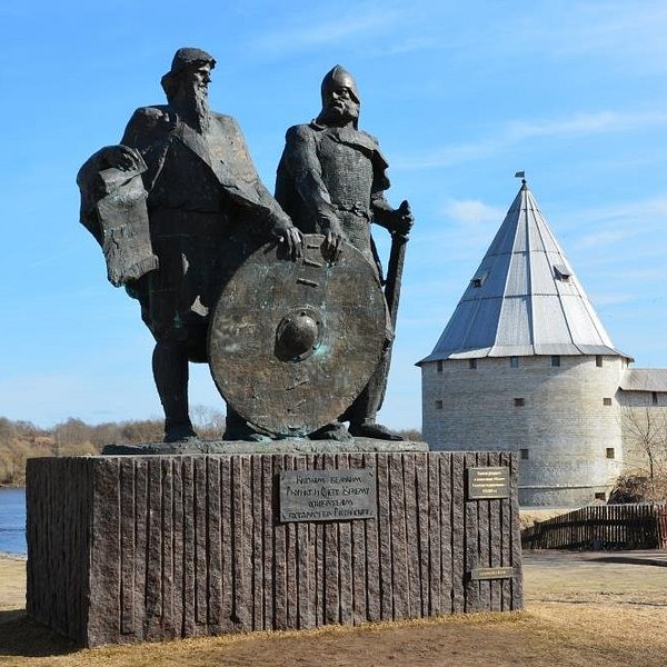 Памятник рюрику и олегу в старой ладоге фото