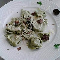 Tortelli di ricotta e ortiche con burro, salvia e tartufo nero di Bagnoli.