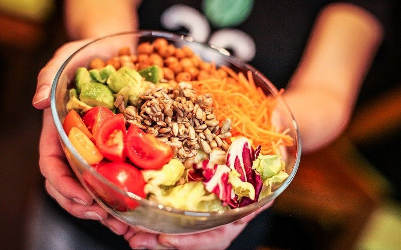 vegane Wellness-Bowl mit Zitronen-Sesam Sauce