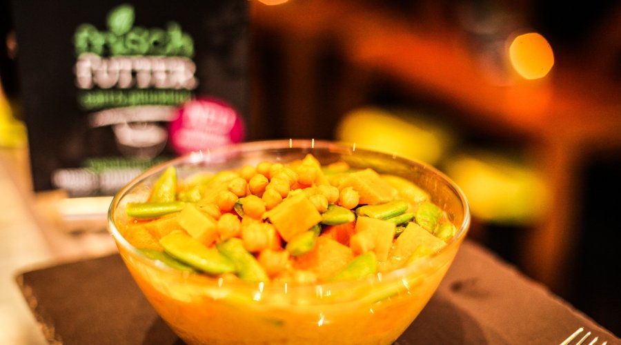 vegane Coco-Curry-Bowl mit Süßkartoffeln, Kichererbsen und Zuckerschoten