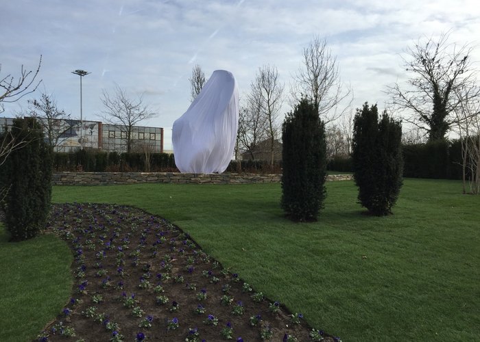 Voor de inhuldiging van het monument. Welk beeld is er verborgen onder de doek ?