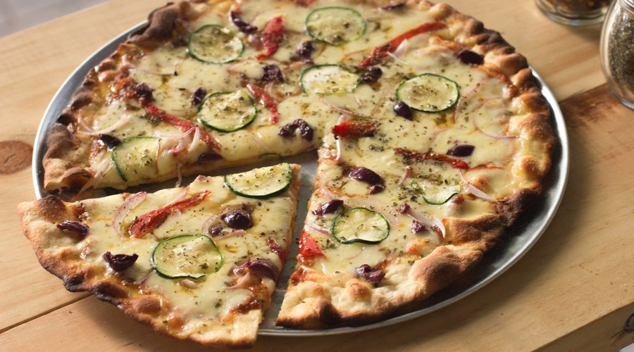 PIZZA DE VEGETALES, ZUCHINNI, CEBOLLA, ACEITUNAS, PIMENTON.