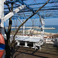 Gizli bahçe restorandan Karaburun liman manzarası