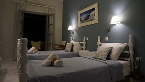 Double-lit boudin en mousse! Sisi la famille! - Photo de Hotel Ikaros,  Santorin - Tripadvisor
