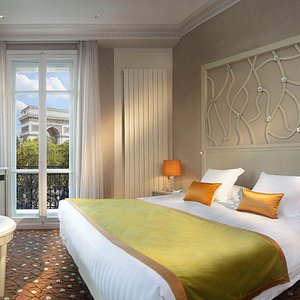 Hôtel Splendid Étoile in Paris, image may contain: Hotel, Neighborhood, Urban, City