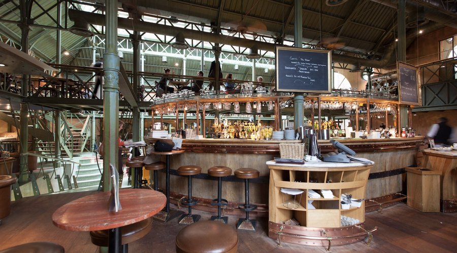 Via een sfeervol steegje tussen de torens van Gent komt u binnen in de karaktervolle brasserie P