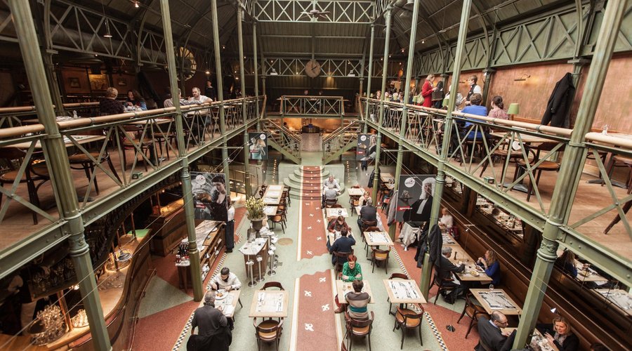 Via een sfeervol steegje tussen de torens van Gent komt u binnen in de karaktervolle brasserie P