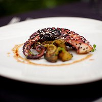 Platos del mar: pulpo a la pimienta negra.