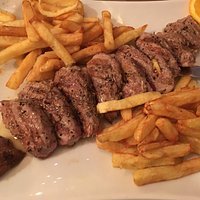 Excellent repas ! Entrée saveurs avec feuilles de brick au poulet et au bœuf. Magret de canard a