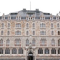 La imponente estampa de Casa Botines. Un castillo de cuento de hadas