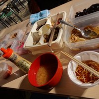 テーブルの上に試食品が並んでいる。