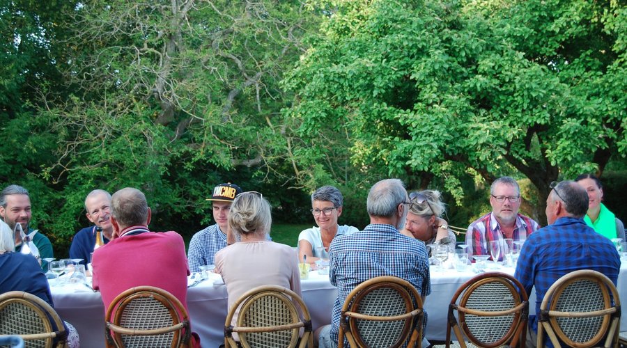 På sommeraftener laver vi fællesspisning for gæsterne på vores skønne terrasse.