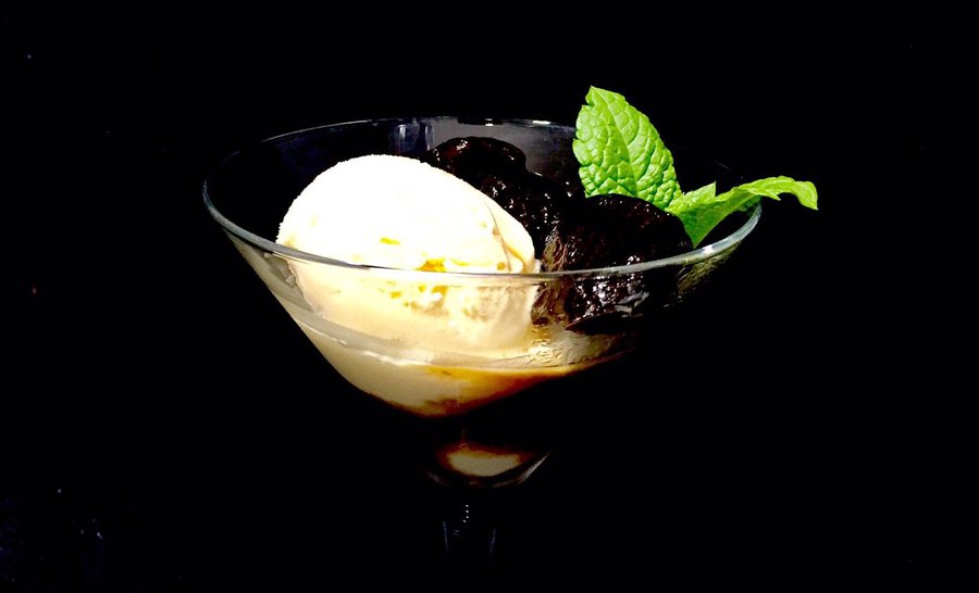 Prunes al armagnac V.S.O.P amb gelat de vainilla de Madagascar