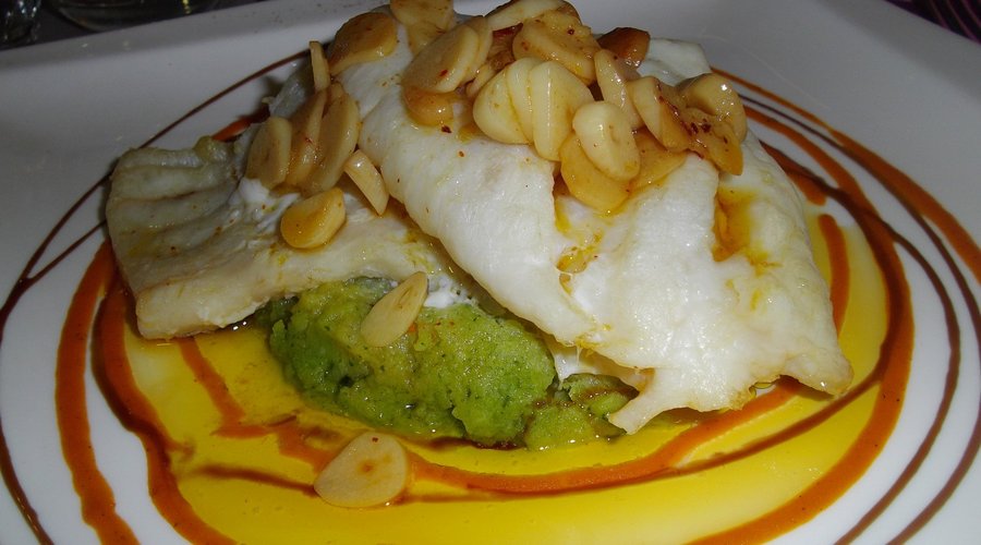 Pavé de morue à l'ail confit, piment d'Espelette et purée aux herbes fraîches