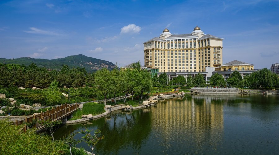 酒店坐落于泰山脚下，房间即可领略泰山美景。酒店前后都有人工湖，环境优雅安静，风景怡人~