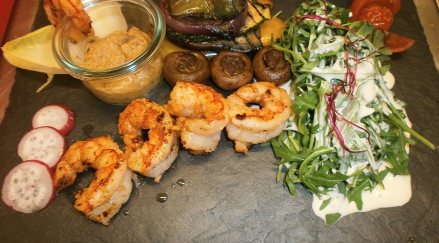 Garnellen mit Erdnuss - Chilli Dip, eingelegtem Gemüse und Rucolasalat