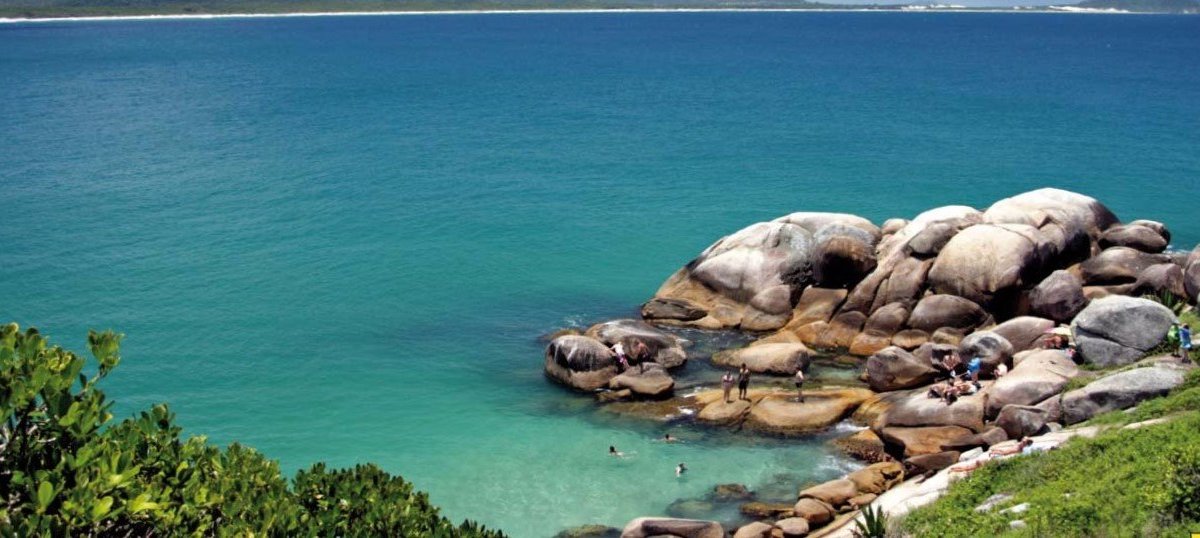 Descubra como encontrar uma piscina natural na praia do rosa