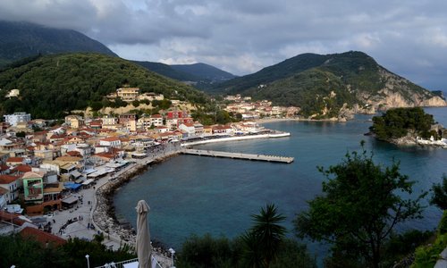 Θέα της Πάργας από την είσοδο του κάστρου
