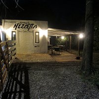 la entrada al espacio del flaco Mezzetta , ver su arte y comer unas pizzas en el horno de barro