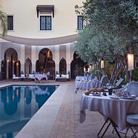 Dîner autour de la piscine
