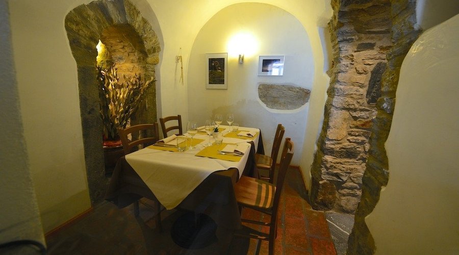 saletta a volta   con un tavolo unico che può ospitare un massimo di 6 persone