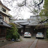 民家のような光景の境内です